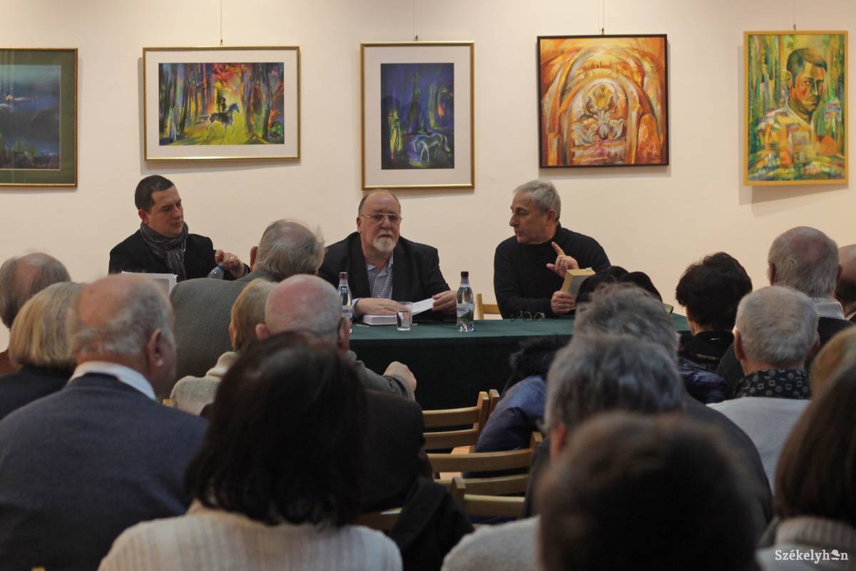 Káli Király István (jobbról) faggatta a kitartó munkáról a fordítót, Sebestyén Mihályt (középen) •  Fotó: Haáz Vince