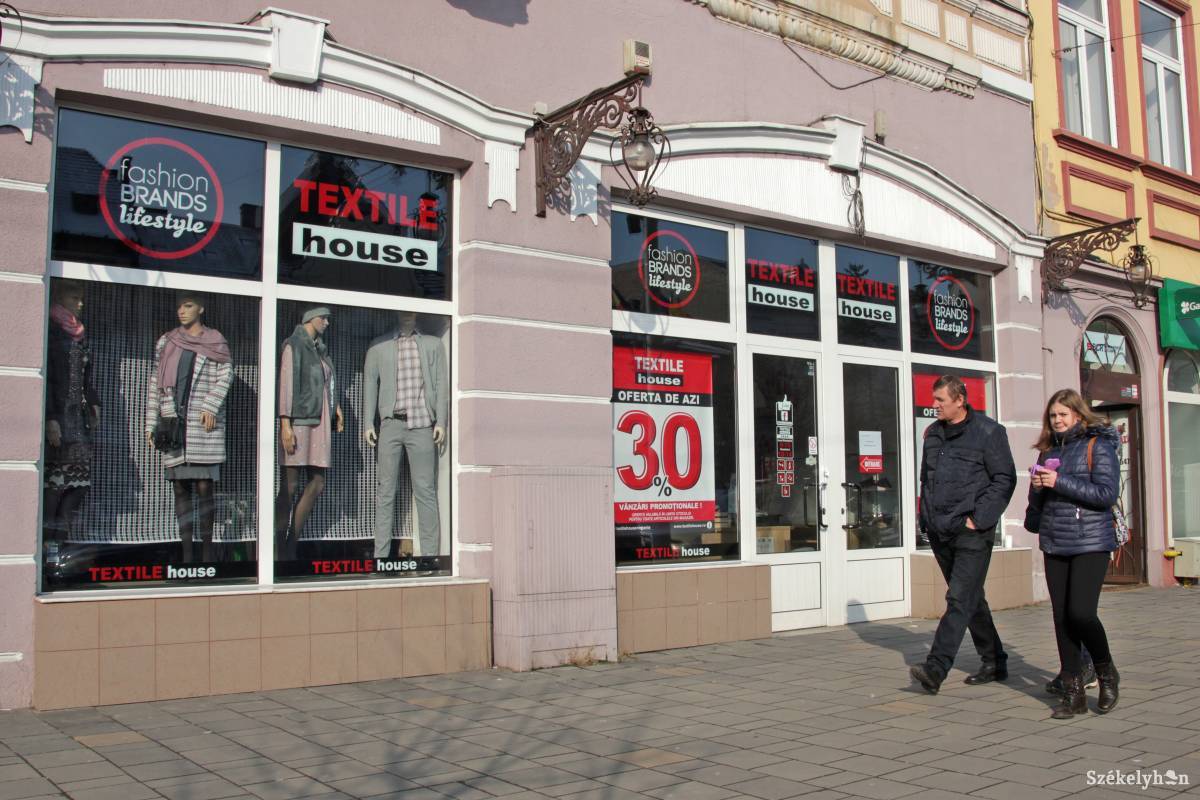 „Lerongyolódott” ágazat. Sok ruhaboltot végleg be kellett zárni a hetekig tartó bevételkiesés miatt •  Fotó: Haáz Vince