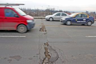 Dél-romániai földrengéskárok: házak repedtek meg és kémények dőltek össze