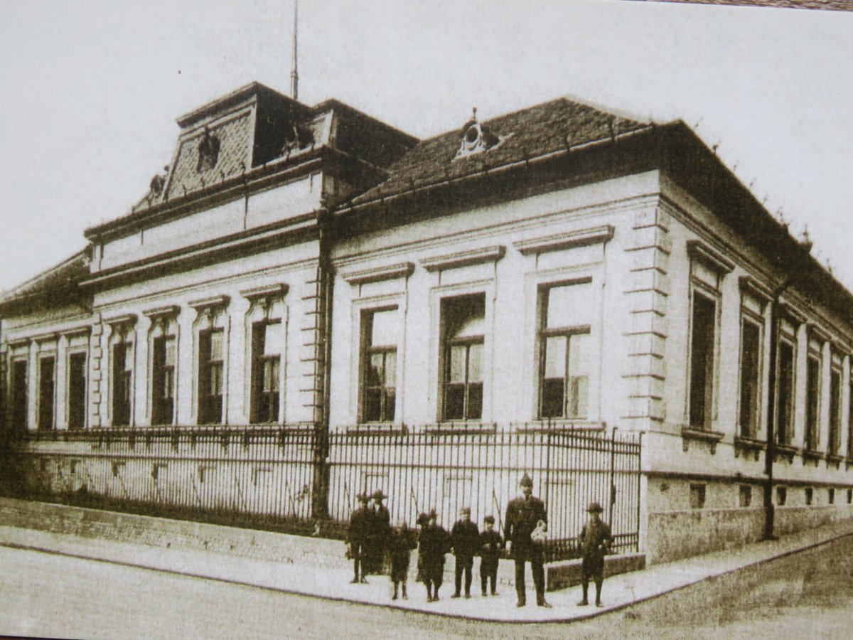 A régi Baromvásár utcai elemi iskola •  Fotó: Sebestyén Mihály képeslapgyűjteményéből