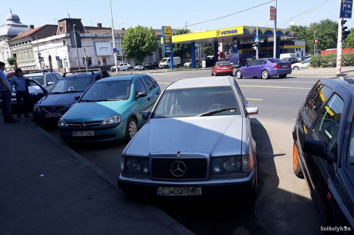 Több mint egy éve porosodó Mercedes a Szentgyörgy téri parkolóban •  Fotó: Szucher Ervin