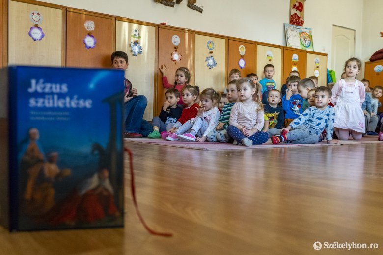 A kicsik is érdeklődve hallgatják 
a bibliai történeteket •  Fotó: Haáz Vince
