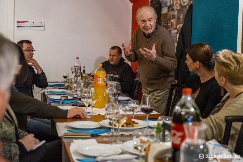 Balázs Árpád évtizedekig idegenvezetőként mutatta be Marosvásárhelyt •  Fotó: Haáz Vince