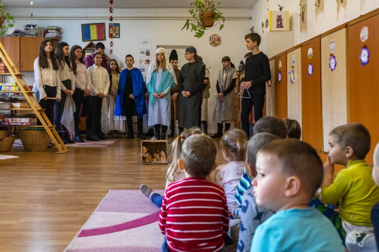 Kamaszok betlehemeznek óvodákban, öregotthonokban, árvaházakban