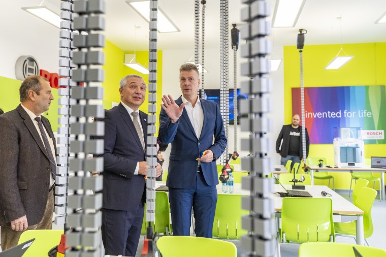 Laboratóriumokat adtak át a műszaki egyetemi hallgatóknak