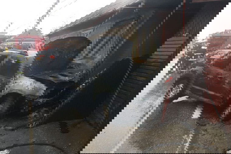 A tűz martaléka lett egy gázvezetéknek ütközött személygépjármű