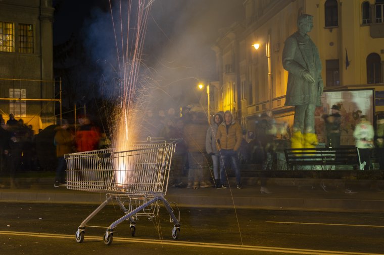 Közel százan sérültek meg és 28 tüzet okozott országszerte a petárdázás
