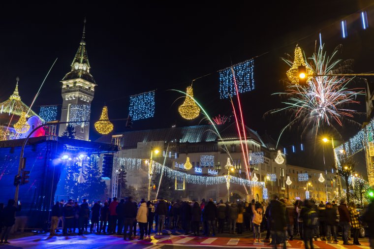 Tűzijáték és lemezlovas: ilyen volt a főtéri óévbúcsúztatás Marosvásárhelyen