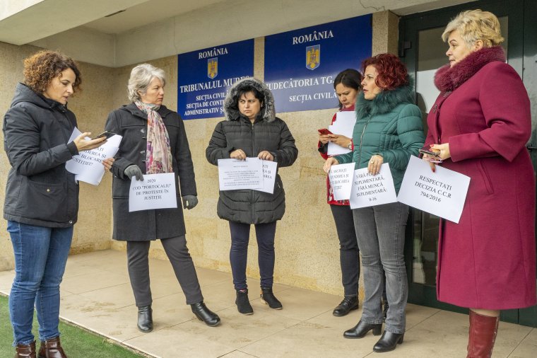 Tiltakoznak a törvényszéki írnokok: csak a sürgősségi esetek tárgyalásán vesznek részt
