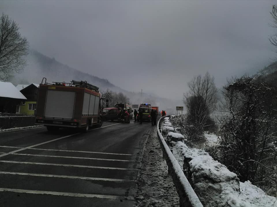 Két személyt feszítővágóval szabadítottak ki az összeroncsolódott járműből •  Fotó: Info Trafic FB-oldal