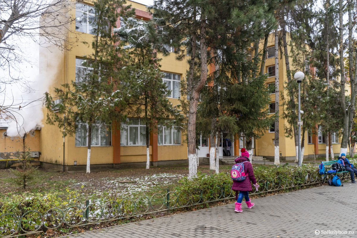 Nappal sem emelkedett fagypont felé a hőmérséklet, mindenhol füstölnek az iskolai kazánok •  Fotó: Haáz Vince
