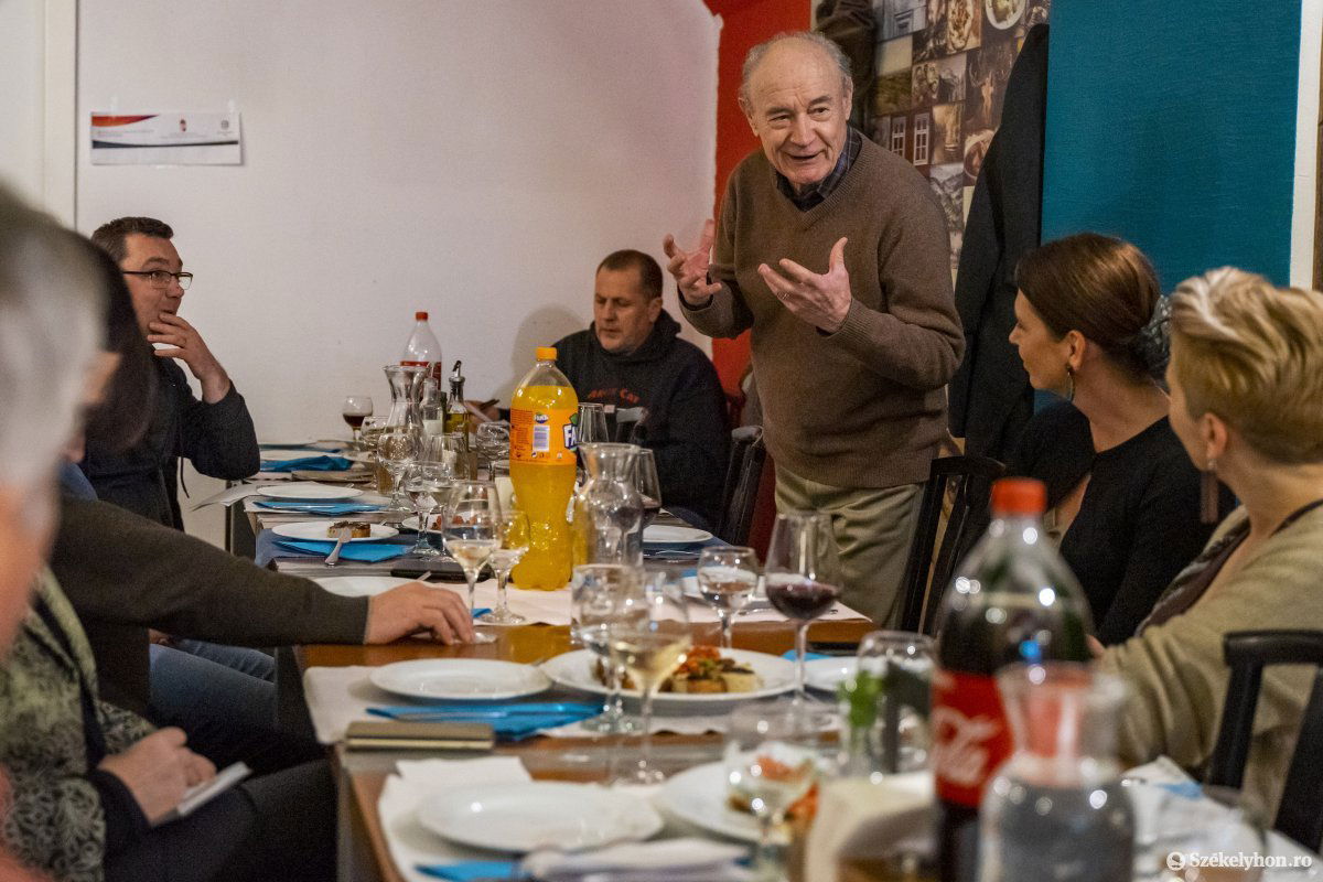 Balázs Árpád évtizedekig idegenvezetőként mutatta be Marosvásárhelyt •  Fotó: Haáz Vince