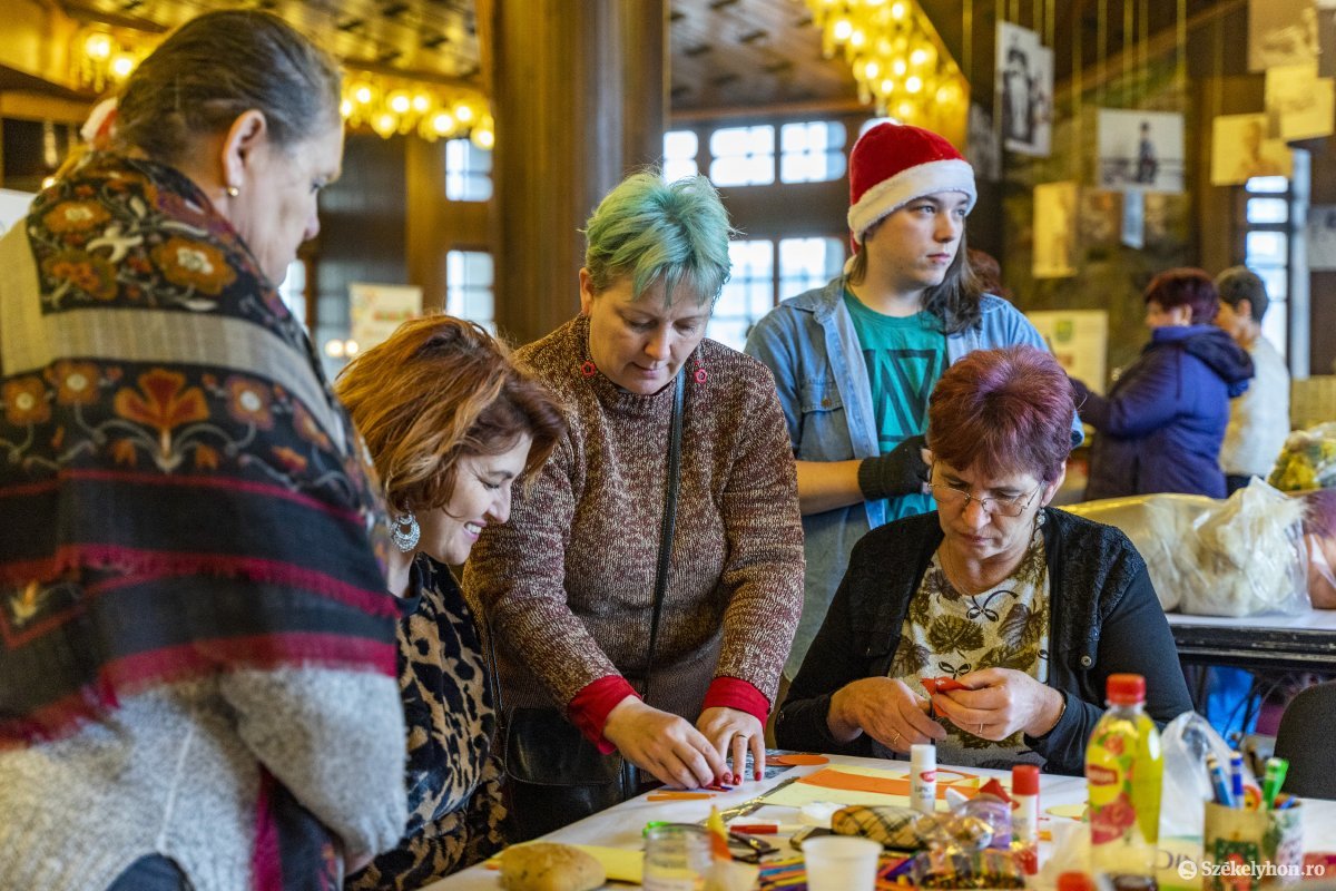 Kézművesek és érdeklődők a vásárban •  Fotó: Haáz Vince