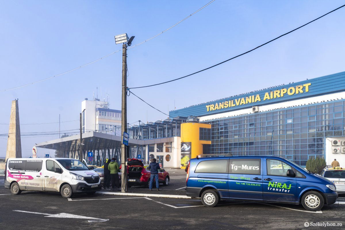 Utasokra várnak a maxi-taxik a reptéren •  Fotó: Haáz Vince