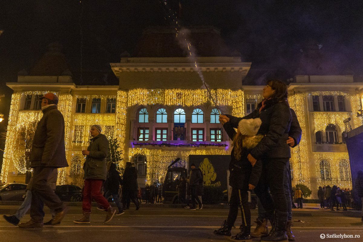 Pezsgőbontás a városháza előtt •  Fotó: Haáz Vince