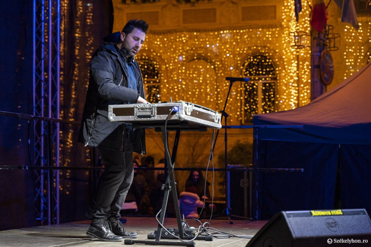 A színpadon a marosvásárhelyi Andrei Chelbezan dj gondoskodott a zenéről •  Fotó: Haáz Vince