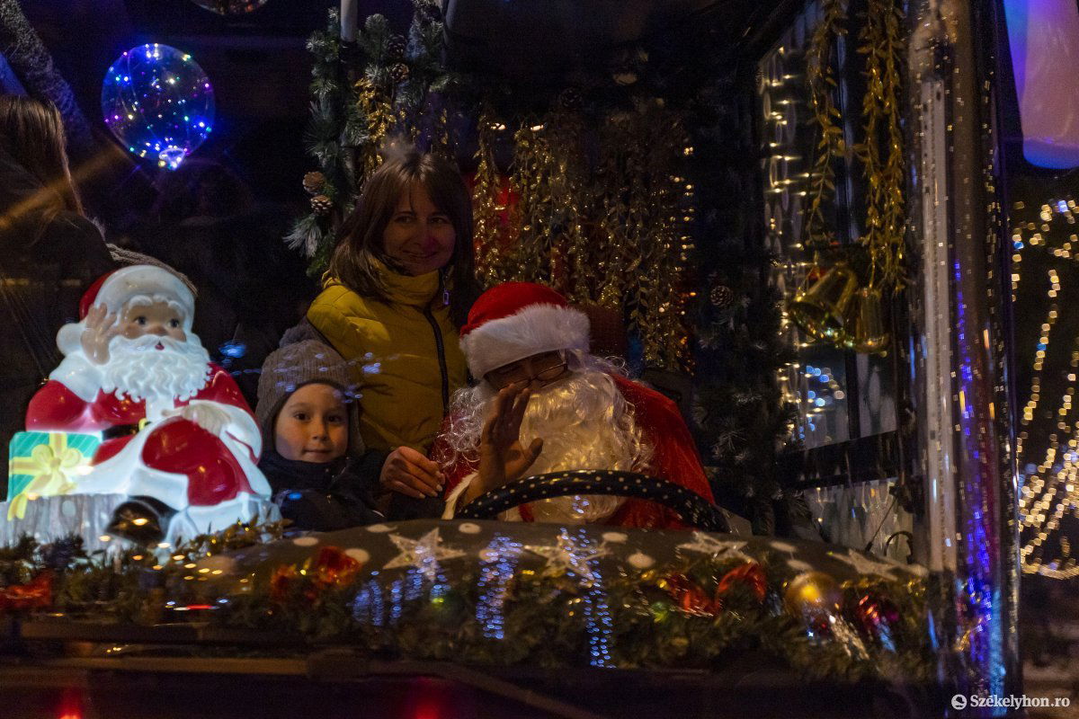A Mikulás-busz idén is nagy népszerűségnek örvend •  Fotó: Haáz Vince