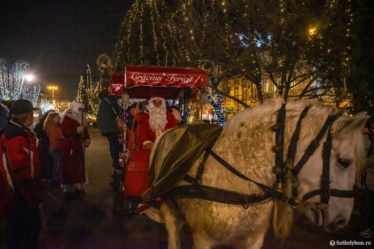 A főtéren a Mikulás szekerére is fel lehet ülni, de ez már fizetős •  Fotó: Haáz Vince