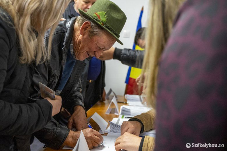 Gazdák írják alá a 15 ezer eurós támogatásról szóló szerződést a Maros megyei Dédán •  Fotó: Haáz Vince
