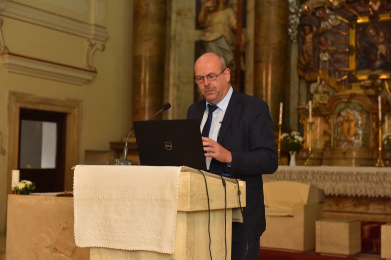 Szabó Béla marosvásárhelyi szülész-nőgyógyász főorvos az egyre fogyatkozó népességkérdést szülészeti szempontból vizsgálta meg •  Fotó: Rozsnyai Hunor