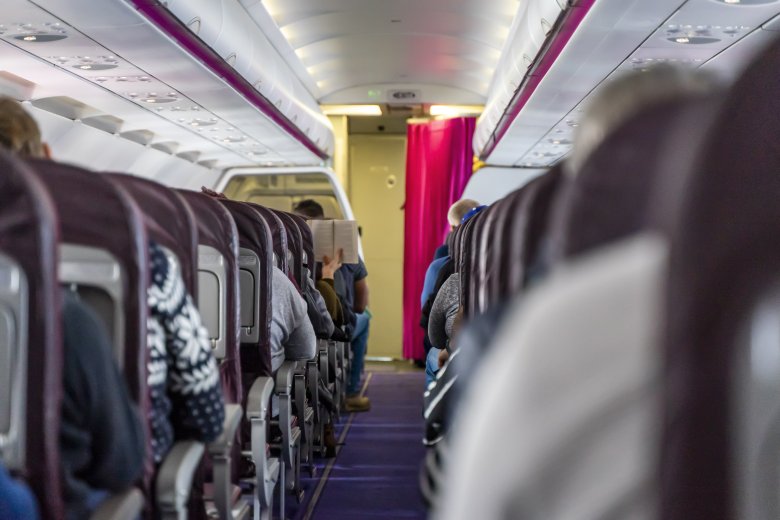 A lábujjhegytől a szemüvegig: nyolc nem mindennapi követelmény a marosvásárhelyi utaskísérők alkalmazásakor