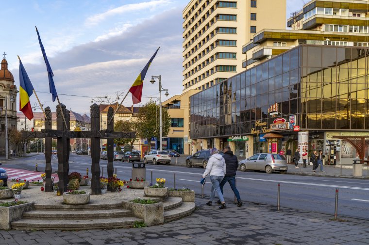 Megalázva érzik magukat a forradalmárok: félreértésre adott okot a marosvásárhelyi hősök tiszteletére állított emlékmű javítása