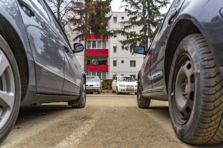 Nem szabályozzák, hogy ki parkolhat a tömbházak mellé