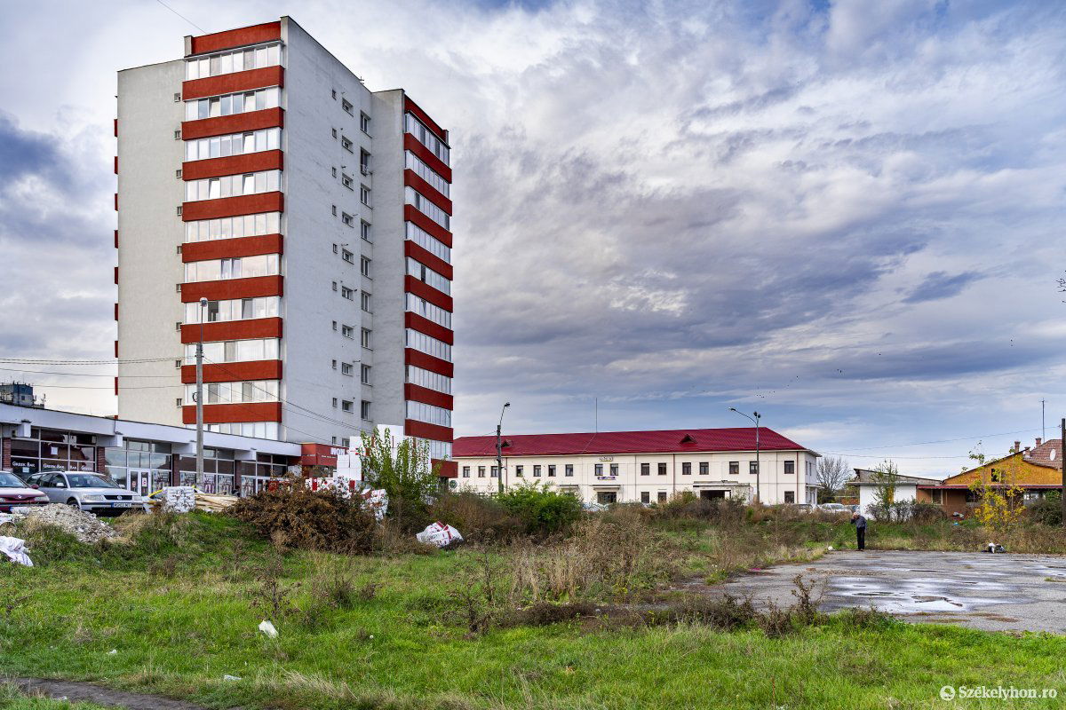 Az Állomás teret kétoldalt már most is tízemeletes tömbházak veszik körül, és a lakók szerint ide nem hiányzik egy 16 szintes épület •  Fotó: Haáz Vince