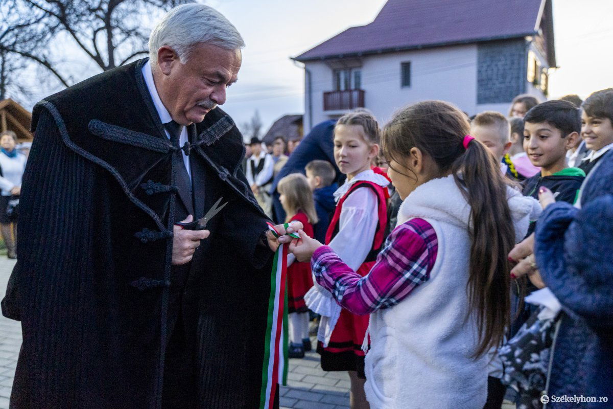 Kató Béla püspök minden gyereknek adott egy kis darabot a piros-fehér-zöld avatószalagból •  Fotó: Haáz Vince
