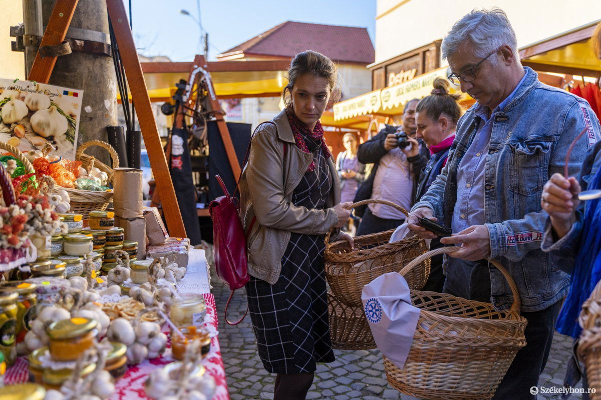 Nagy István, a Rotary Téka Klub soros elnöke kosárral a kezében •  Fotó: Haáz Vince