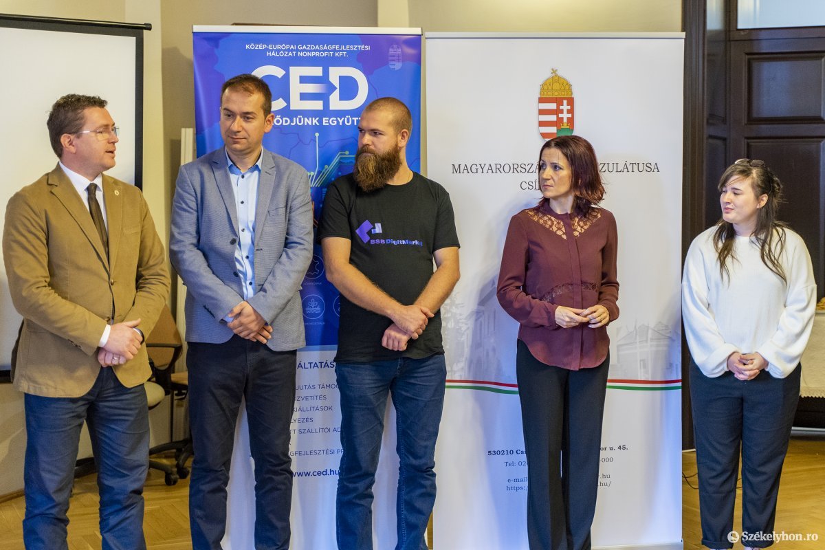Lázár Zoltán, Magyarország Csíkszeredai Főkonzulátusának külgazdasági attaséja és a nyertesek •  Fotó: Haáz Vince