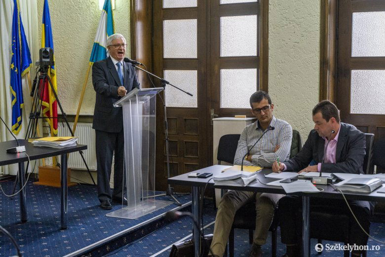 Pillanatkép a marosvásárhelyi önkormányzati ülésről. A leváltott alpolgármester nem tudott felemelt fővel távozni •  Fotó: Haáz Vince