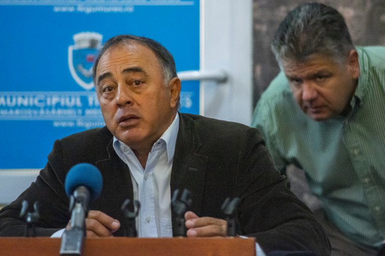Hanyagsággal vádolja, feljelentéssel fenyegeti a tanácsosokat a polgármester
