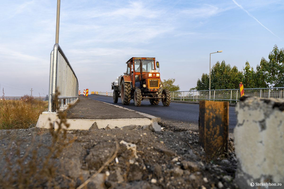 „Bebetonozott” állapot. Két hónapja az igen nagy forgalmat bonyolító kerelőszentpáli felüljáró felé sem néztek a bákói cég dolgozói &bullet;  Fotó: Haáz Vince