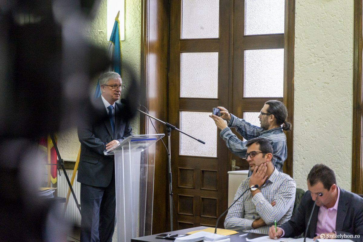 Célzott támadás. A székét védő Makkai Gergely nekiment több RMDSZ-es kollégájának &bullet;  Fotó: Haáz Vince