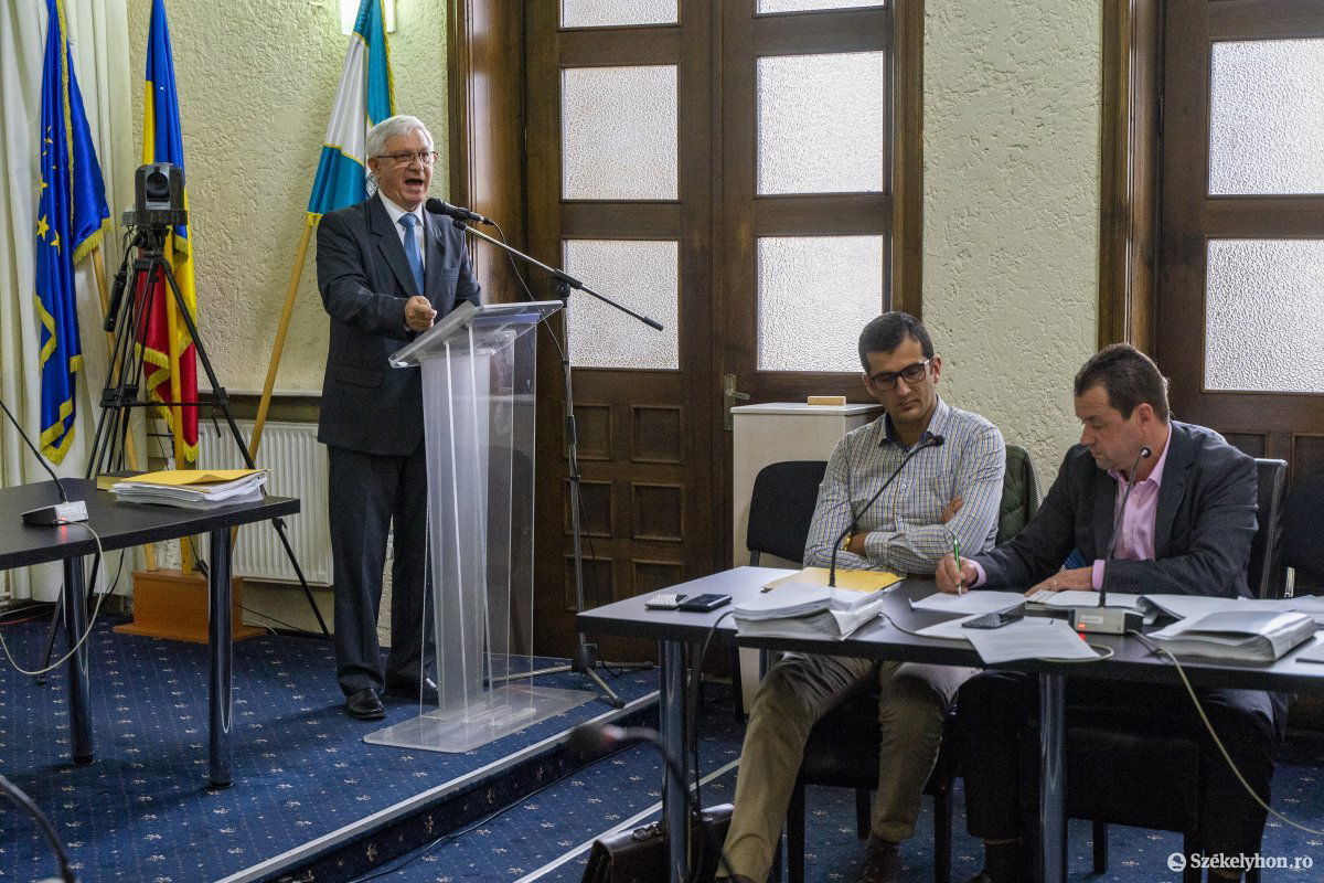 Pillanatkép a marosvásárhelyi önkormányzati ülésről. A leváltott alpolgármester nem tudott felemelt fővel távozni &bullet;  Fotó: Haáz Vince