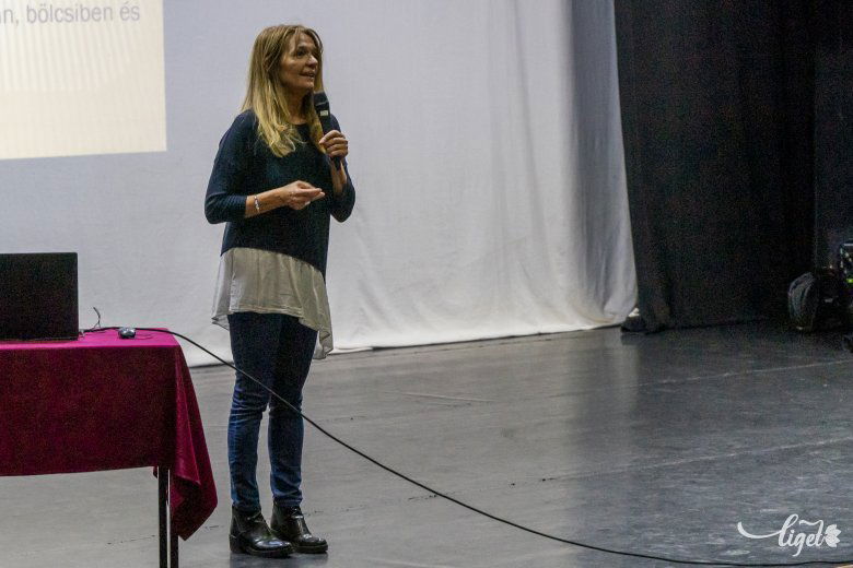 Tari Annamária pszichoterapeuta, az online és offline világ szakértője •  Fotó: Haáz Vince