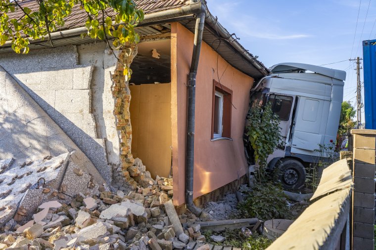 Áthajtott a kerítésen, és a házban állt meg a teherautó