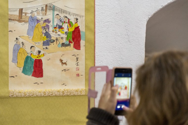 Makkai Gergely vitatott „békeharcos barátai” Korea szépségeit hozták el Marosvásárhelyre