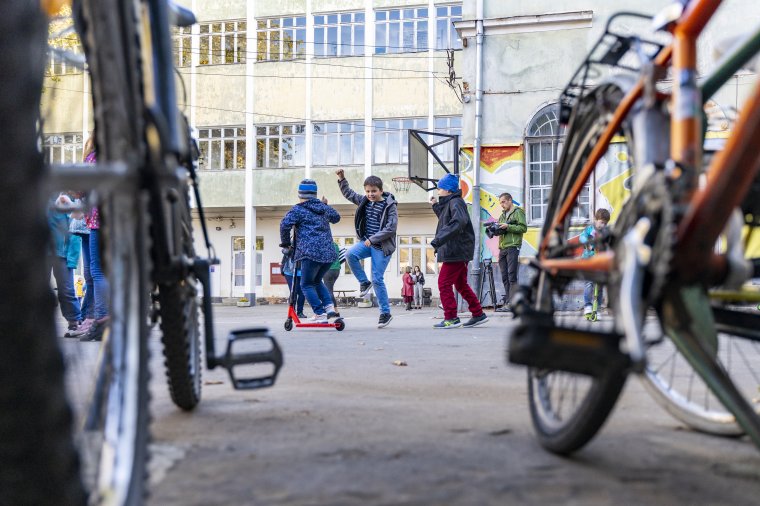 Iskola, ahol jó szemmel nézik a kerékpárral érkezőket, és ahová még be sem szabad vinni a járgányt