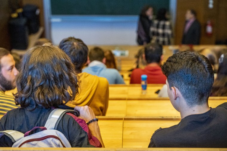 Közvitán a rendelettervezet, mely szerint a diákokat nem lehetne arra kötelezni, hogy napi nyolc óránál tovább órákon legyenek
