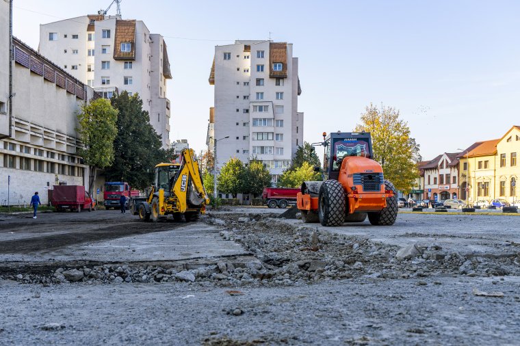 Felújítás miatt nyolcvan belvárosi parkolóval kevesebbel kell számolniuk a marosvásárhelyieknek