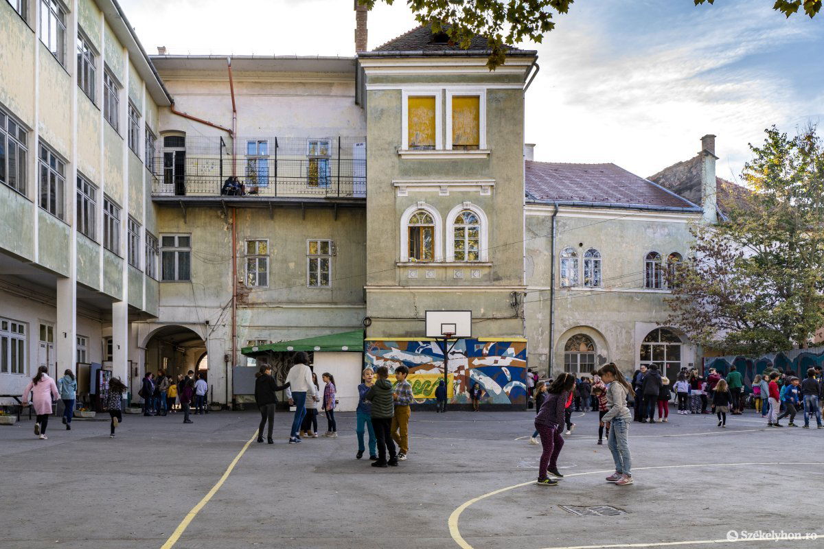 Fejetlen kicsengetés. Rengeteg kérdőjelet vet fel a szenátus által döntő kamaraként elfogadott óraszámcsökkentés (képünk illusztráció) &bullet;  Fotó: Haáz Vince