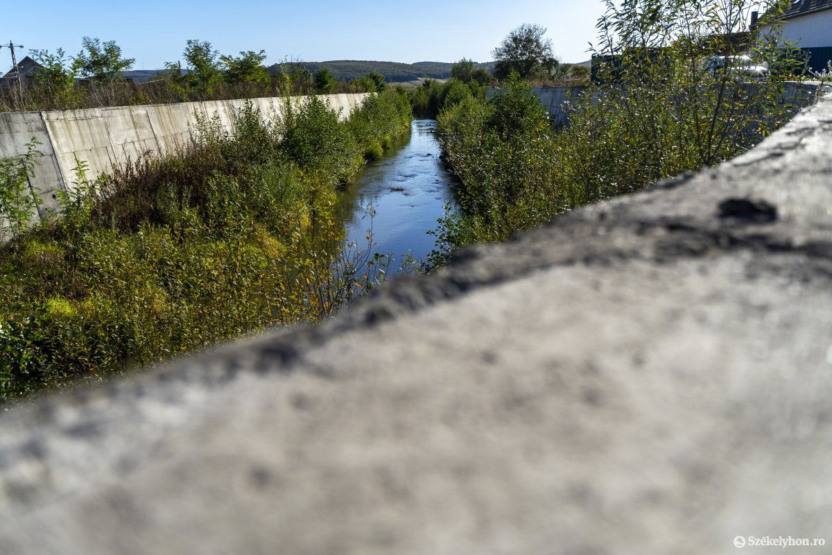 Beton a folyómedernél. Megpróbálják kijavítani •  Fotó: Haáz Vince