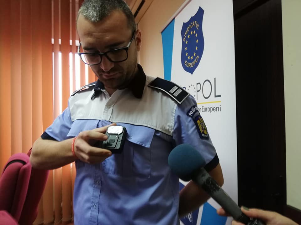 A pénteki sajtótájékoztatón az újságíróknak be is mutatták, hogyan működik a testkamera •  Fotó: Antal Erika