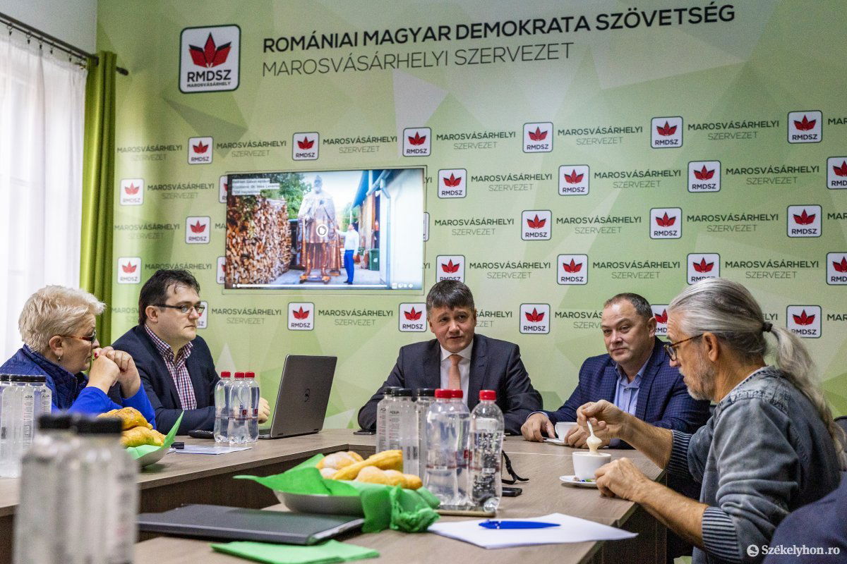 Közel a cél. Vass Levente (középen) szerint most már csak fel kell állítani a szobrot &bullet;  Fotó: Haáz Vince