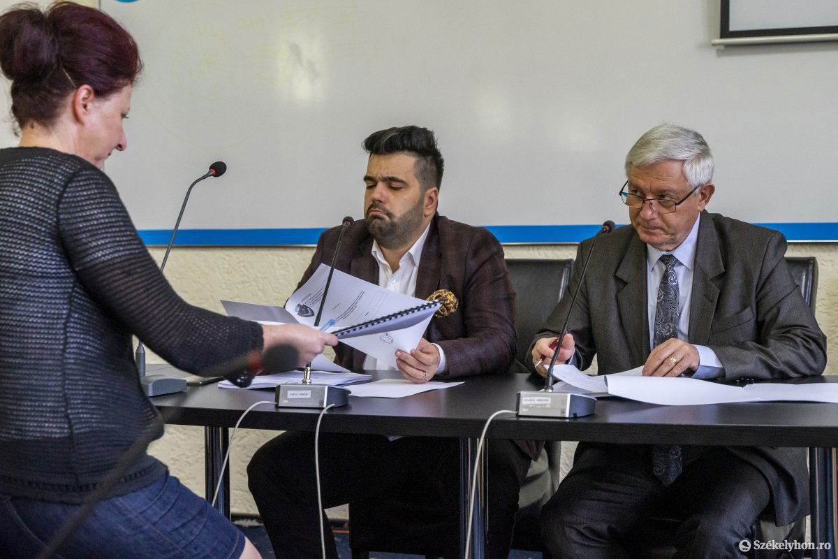 Sergiu Papuc (középen) nem bánta meg, hogy Makkai Gergely (jobbra) leváltása mellett szavazott &bullet;  Fotó: Haáz Vince