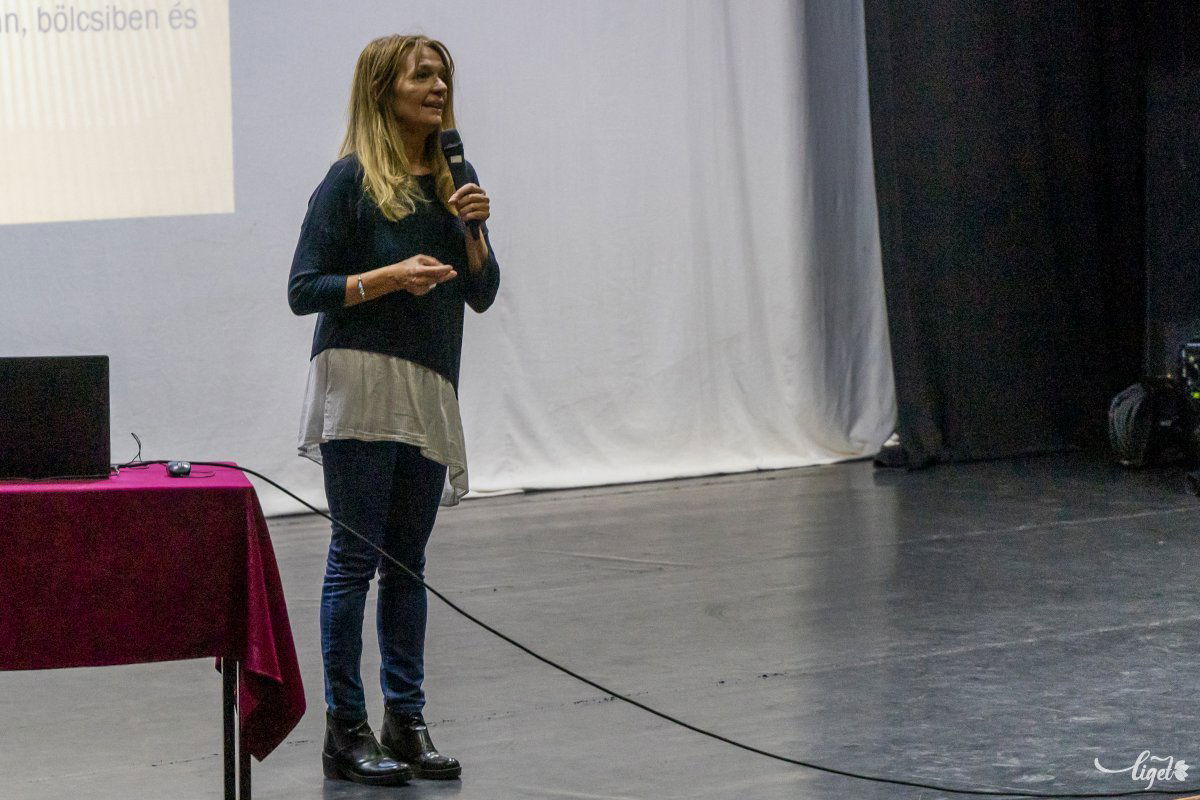 Tari Annamária pszichoterapeuta, az online és offline világ szakértője •  Fotó: Haáz Vince