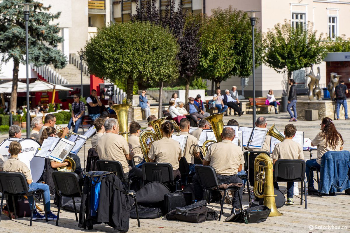 A sátoraljaújhelyi Dohánygyári Fúvószenekar jótékonysági koncertje Marosvásárhelyen a kis Nóri megsegítésére &bullet;  Fotó: Haáz Vince
