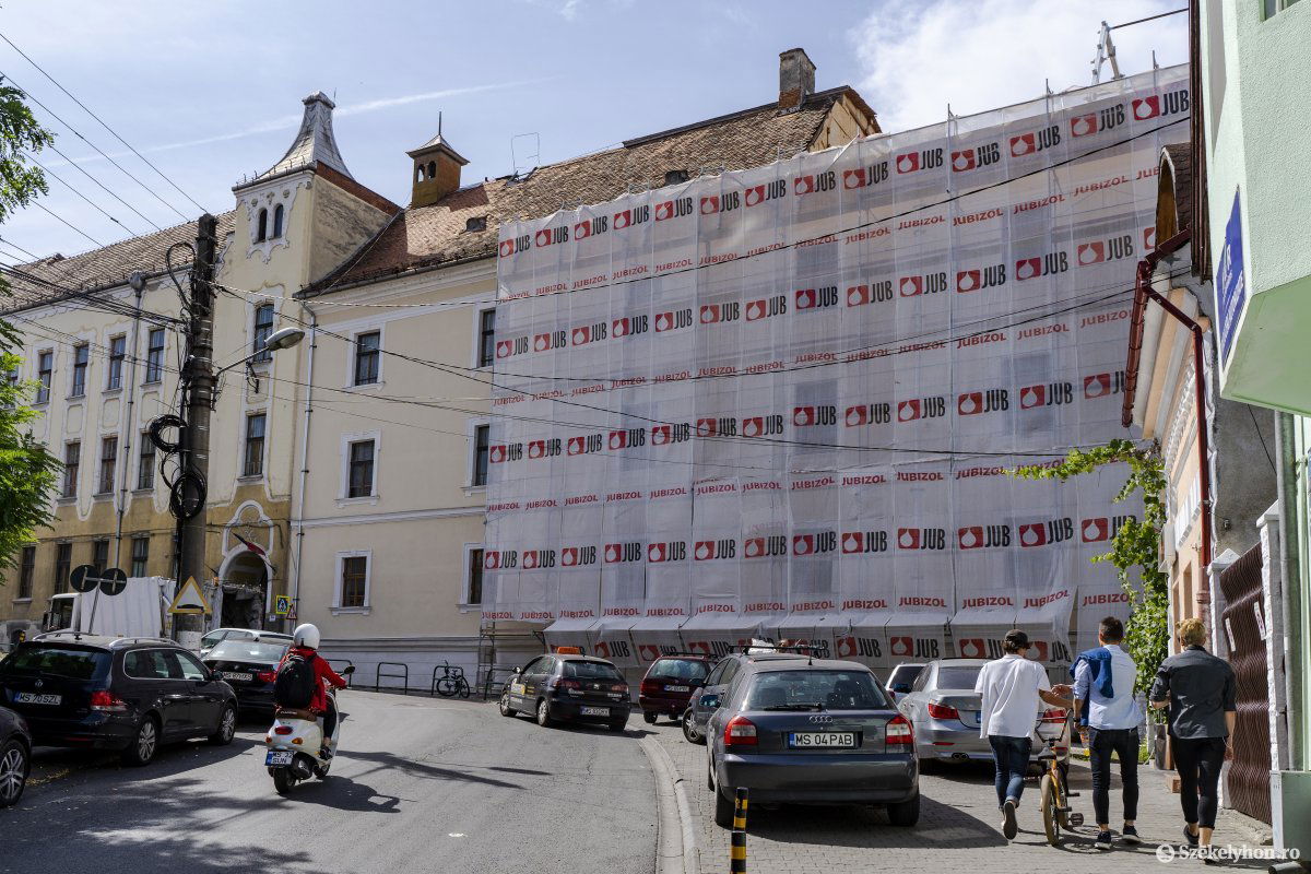 Így nézett ki a Bolyai iskola épülete, a külső javítások idején. Archív •  Fotó: Haáz Vince